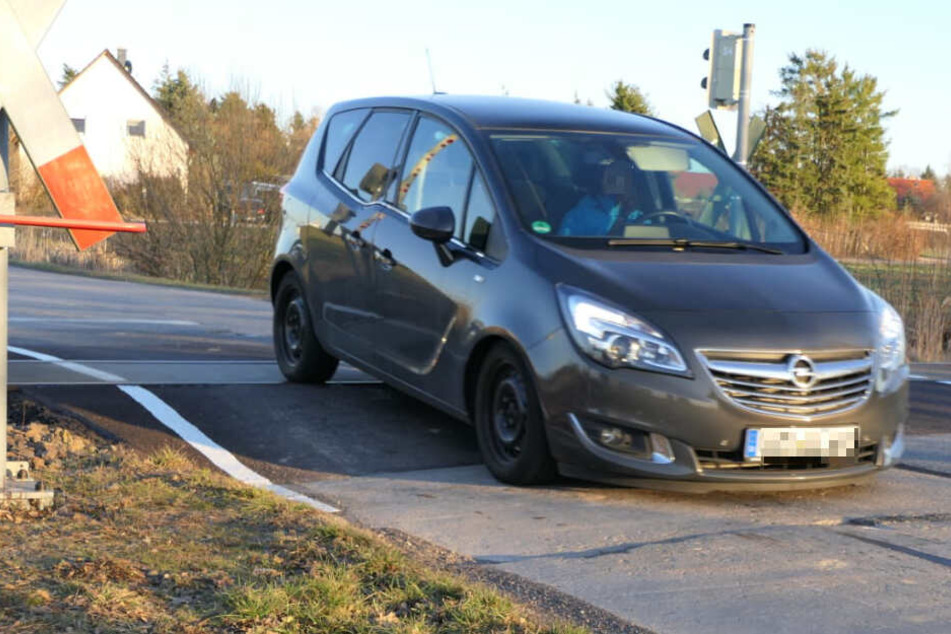 Deutlich zu sehen: Nach dem Passieren der Gleise setzt dieser Opel auf der Straße auf.