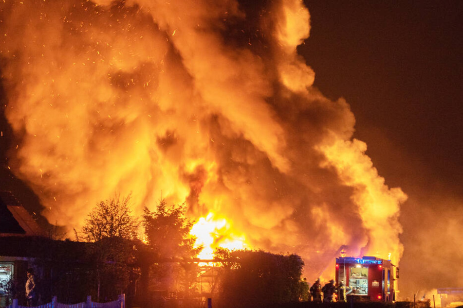 Die Scheune geht in Flammen auf und bilde große Rauchschwaden.