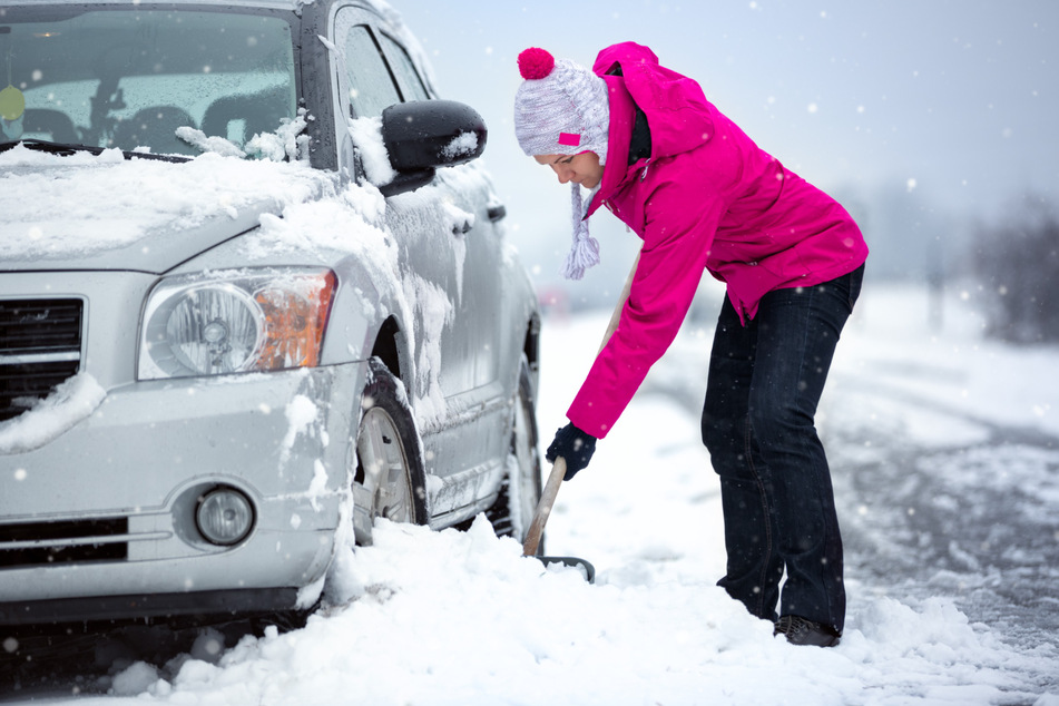 Um unnötige Verletzungen zu vermeiden, sollte man im Winter immer unter sein Auto gucken. (Symbolbild)