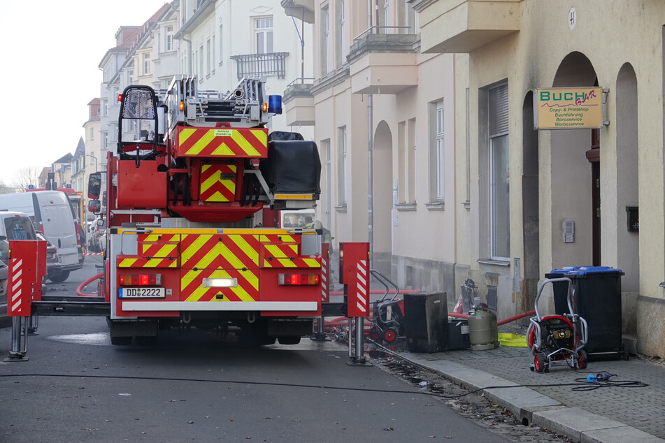 Die Feuerwehr Dresden hat einen Brand im Stadtteil Mickten bekämpft.
