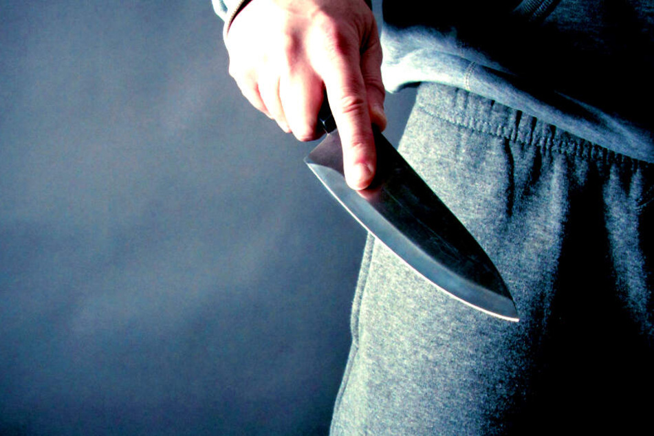 Der 17-Jährige wurde von einem Mann mit einem Messer niedergestochen (Symbolbild).