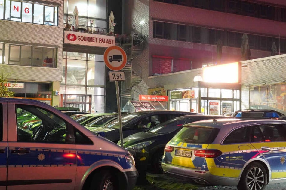 Polizeiwagen stehen vor dem Gebäudekomplex in Stuttgart-Hedelfingen.