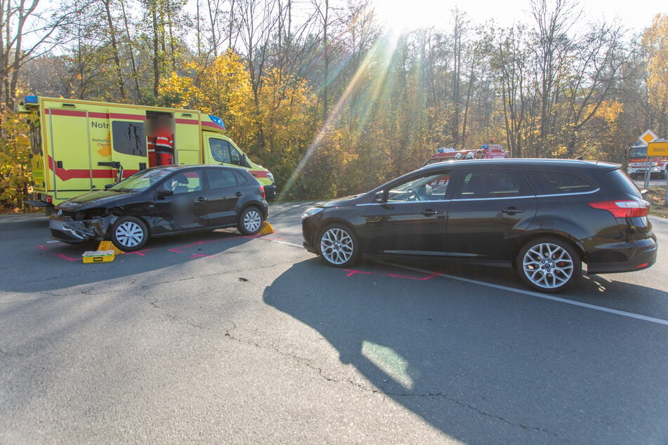 Auf der Kreuzung Pflockenstraße/Innere Neuwieser Straße bei Oelsnitz (Erzgebirge) stießen am Sonntagmittag zwei Autos zusammen.