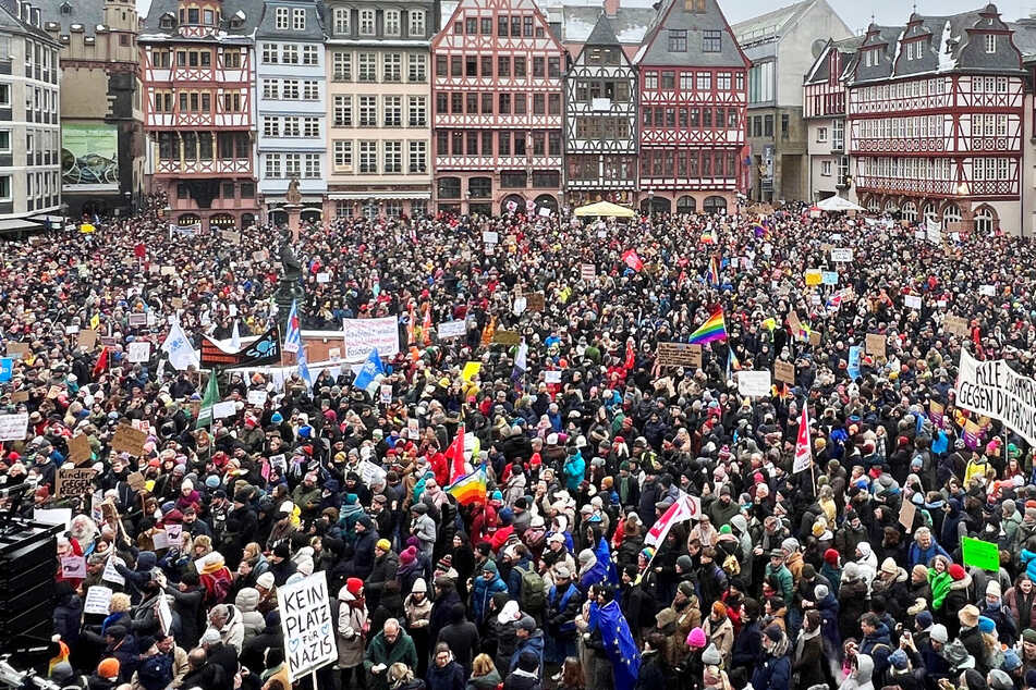 Tausende Menschen versammelten sich am Samstag auf dem Römerberg in Frankfurt am Main, um gegen Rechtsextremismus und die AfD zu demonstrieren.
