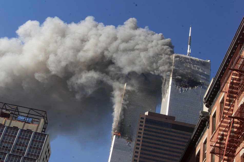 Nachdem entführte Flugzeuge in den World Trade Center in Manhattan geflogen waren, brannten die Zwillingstürme - kurze Zeit später stürzten sie sogar in sich zusammen.