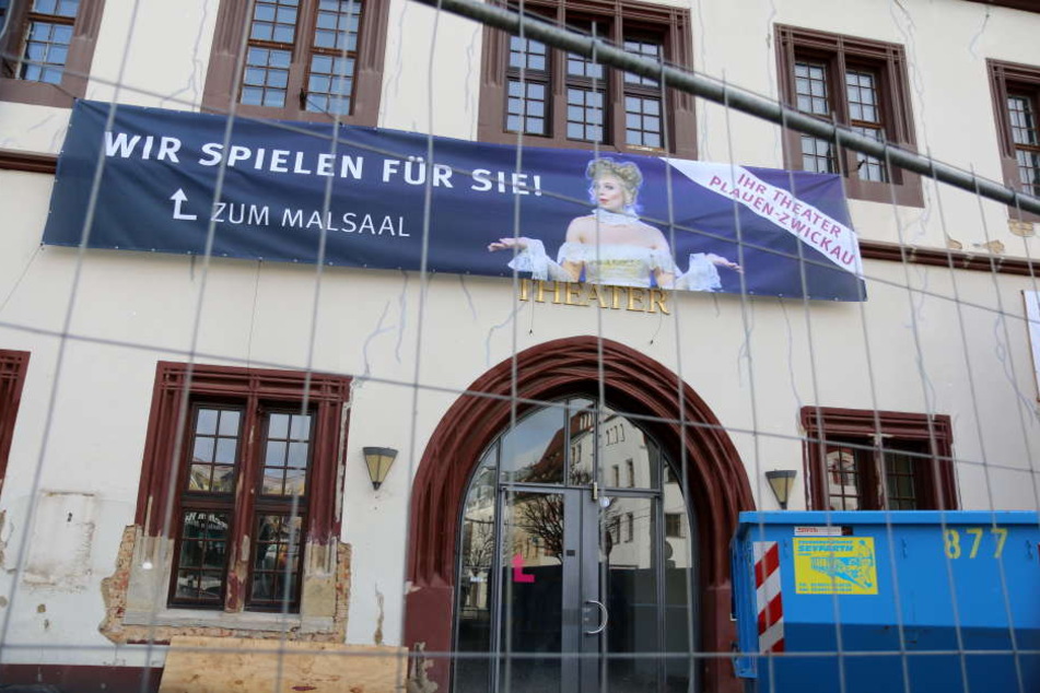 Die Fassade des Gewandhauses in Zwickau (Sachsen) zeigt am 09.03.2017 deutliche Risse. In den kommenden zwei Jahren soll das Theater umfassend saniert werden.