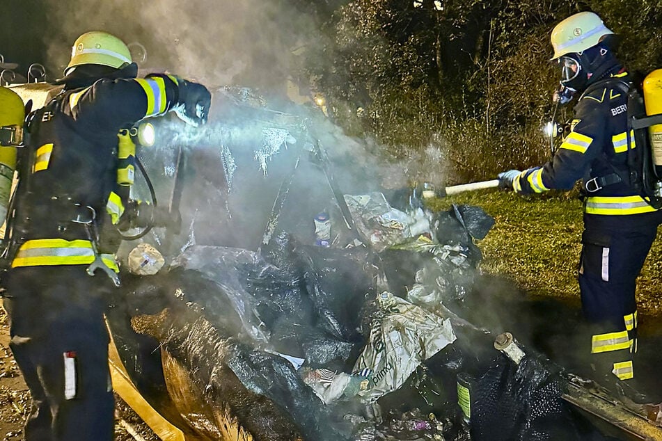 Brennende Container mussten in München von der Feuerwehr gelöscht werden.