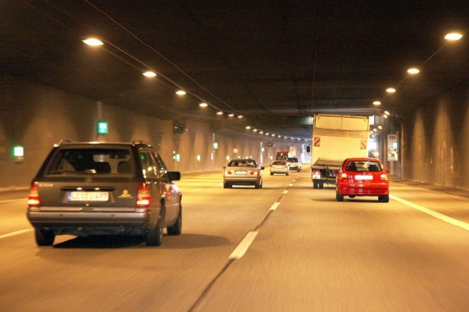 Autofahrer im A46-Tunnel in Düsseldorf.
