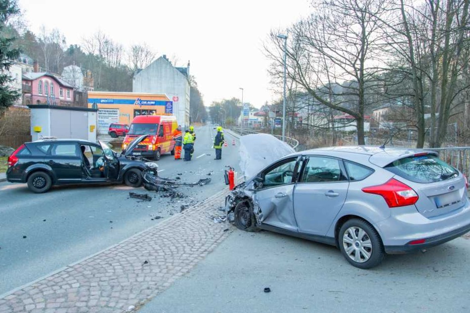 Aus bislang noch ungeklärter Ursache geriet der Kia in einer Rechtskurve auf die Gegenfahrbahn.