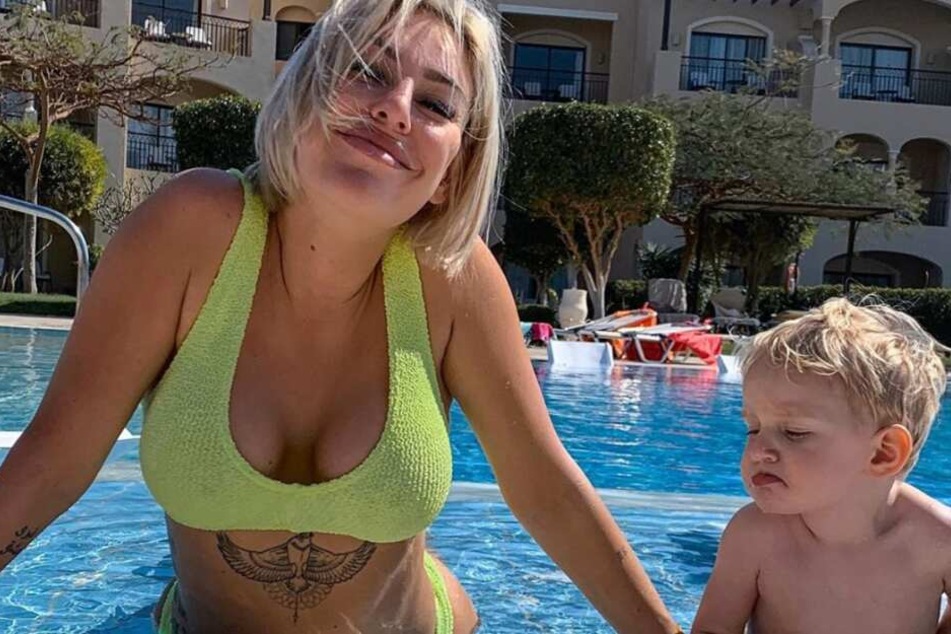 Sam und ihr Sohn Ilja planschen im Hotel-Pool.