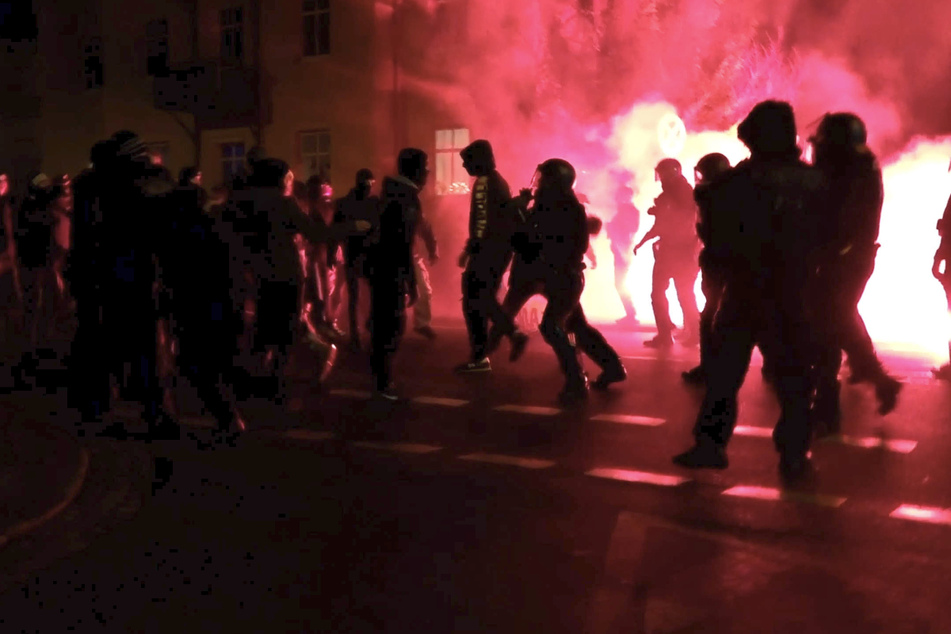 Einsatzkräfte der Polizei sahen sich Pyro-Attacken in Bautzen ausgesetzt.