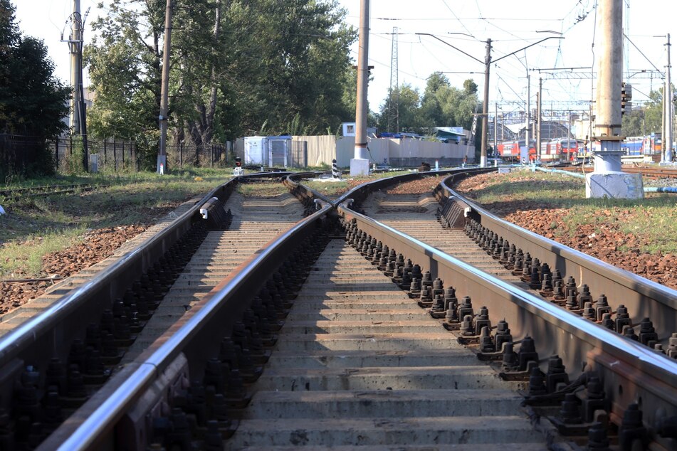 Die Ermittlungen nach dem Zusammenstoß einer Regionalbahn und eines Autos bei Jena laufen. (Symbolfoto)