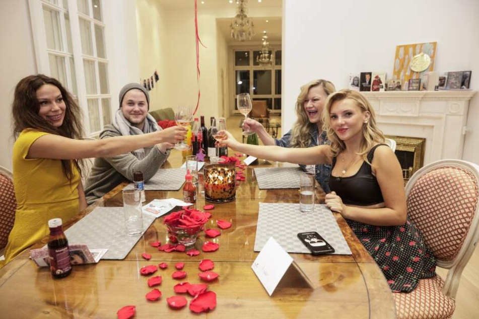 Die vier Dschungel-Teilnehmer beim Promi Dschungel Dinner: Kann Evelyn Burdecki auch hier gewinnen?