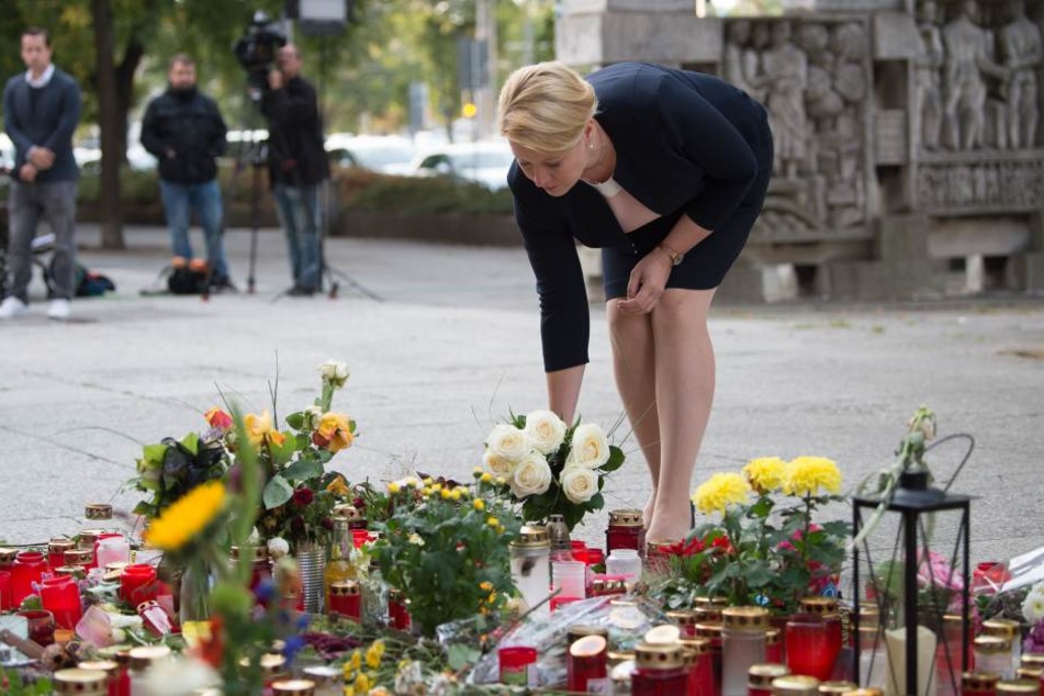 Bundesfamilienministerin Franziska Giffey (SPD) legt am Tatort einen Strauß Blumen nieder.
