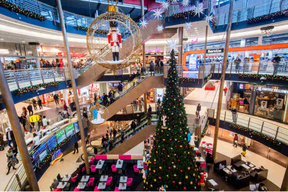 In der Galerie Roter Turm baumelt zwar schon der Weihnachtsschmuck, vorher kommt aber die "Black Week": Schnäppchenjäger sollten ab Montag hier und in den anderen Chemnitzer Einkaufsmeilen besonders gut aufpassen.