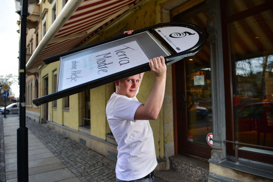 Bäckermeister Erik Spiegelhauer (28) packt seinen Aufsteller ein.