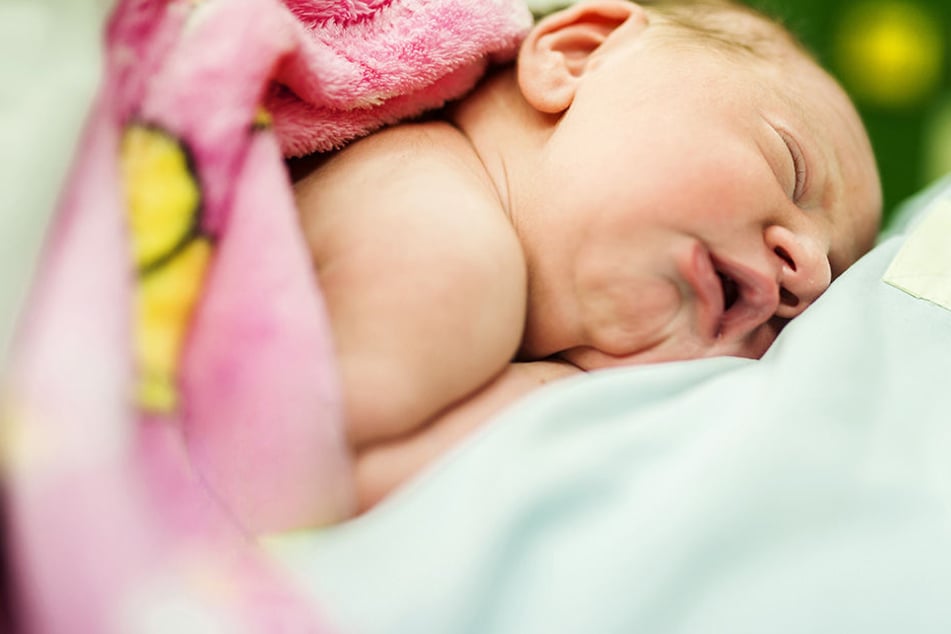 Frau liegt seit 23 Tagen im Koma, doch dann legt ihr jemand ein Baby auf die Brust