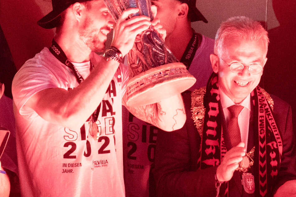Frankfurts Oberbürgermeister Peter Feldmann (63, SPD, r.) stand bei der Siegesfeier der Eintracht nach dem Triumph in der Europa League auf dem Balkon des Frankfurter Römers.