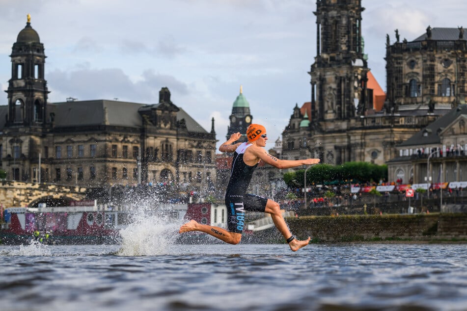 Ein Moment für die Ewigkeit: Fotograf Robert Michael fing den Triathleten Robert Gould beim Gang über die Elbe ein.