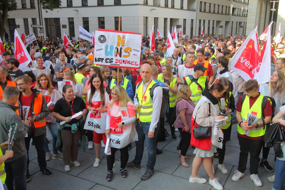 Zahlreiche Angestellte der SachsenEnergie protestierten am heutigen Mittwoch für mehr Gehalt in Dresden.