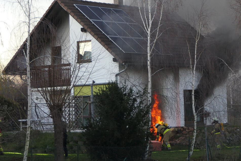 Im Keller des Einfamilienhauses war ein Feuer ausgebrochen. Die Einsatzkräfte konnten ein Übergreifen auf das restliche Haus verhindern.