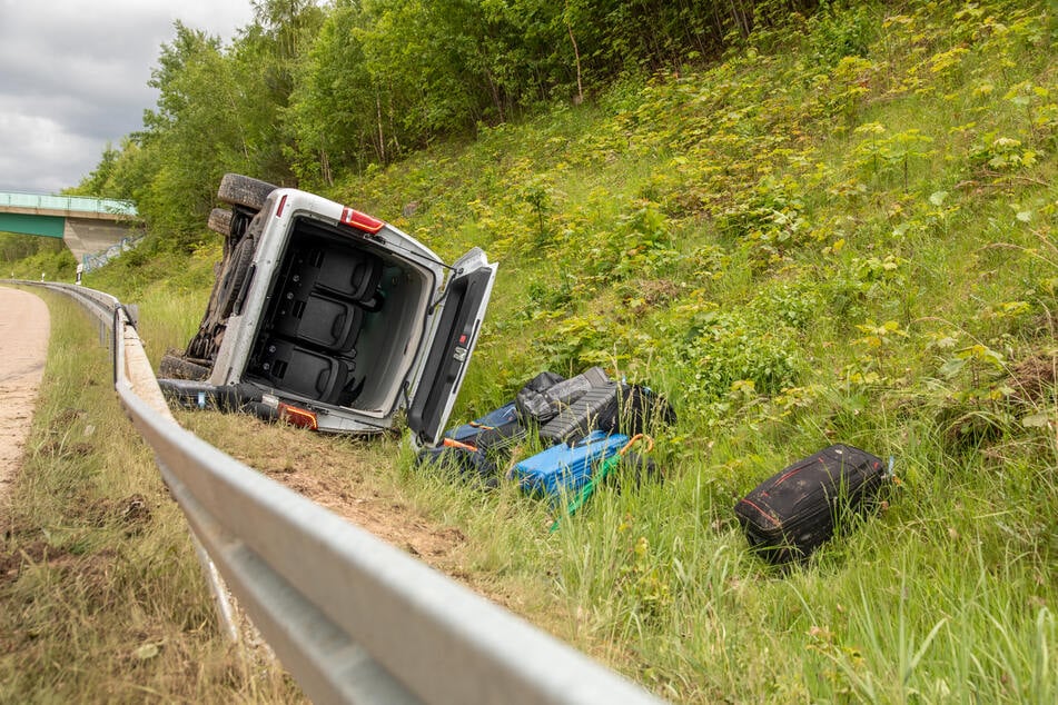 Zwischen Hohenstein-Ernstthal und Wüstenbrand überschlug sich ein Kleinbus.