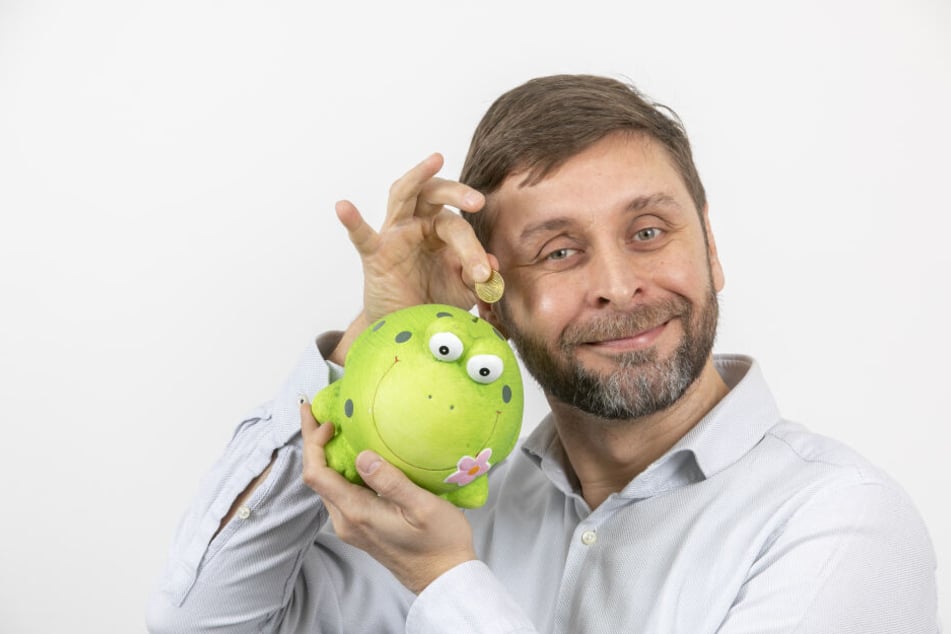 Für jedes Lachen will Slam-Comedian Thomas Jurisch (47) in der Schauburg 50 Cent in den Spar-Frosch einwerfen.