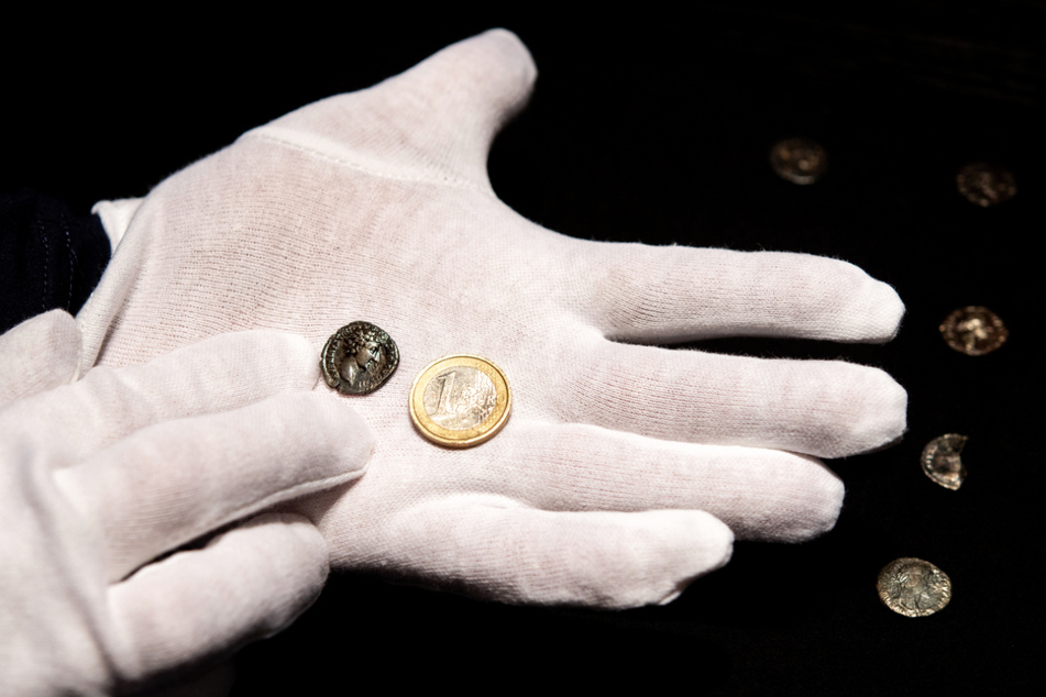 Archäologen und ehrenamtliche Sondengänger haben im ostfriesischen Aurich einen bedeutenden Fund von 96 römischen Silbermünzen der Öffentlichkeit präsentiert.