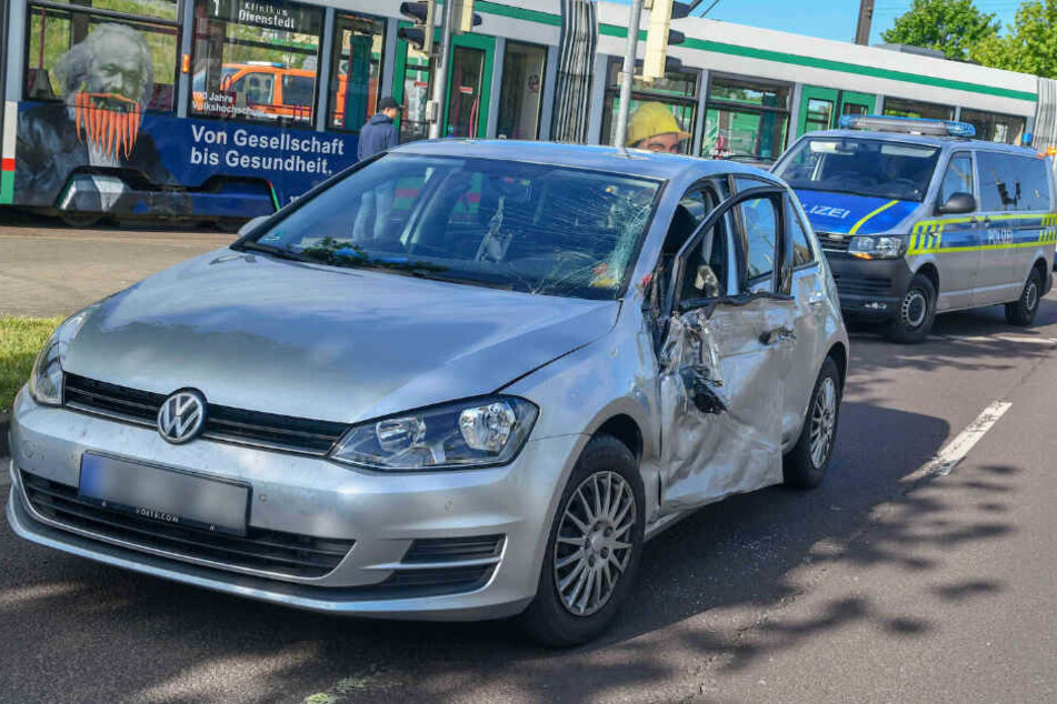 Am Sonntagmorgen krachte ein VW Golf auf Höhe des Bruno-Beye-Rings mit einer Straßenbahn zusammen.