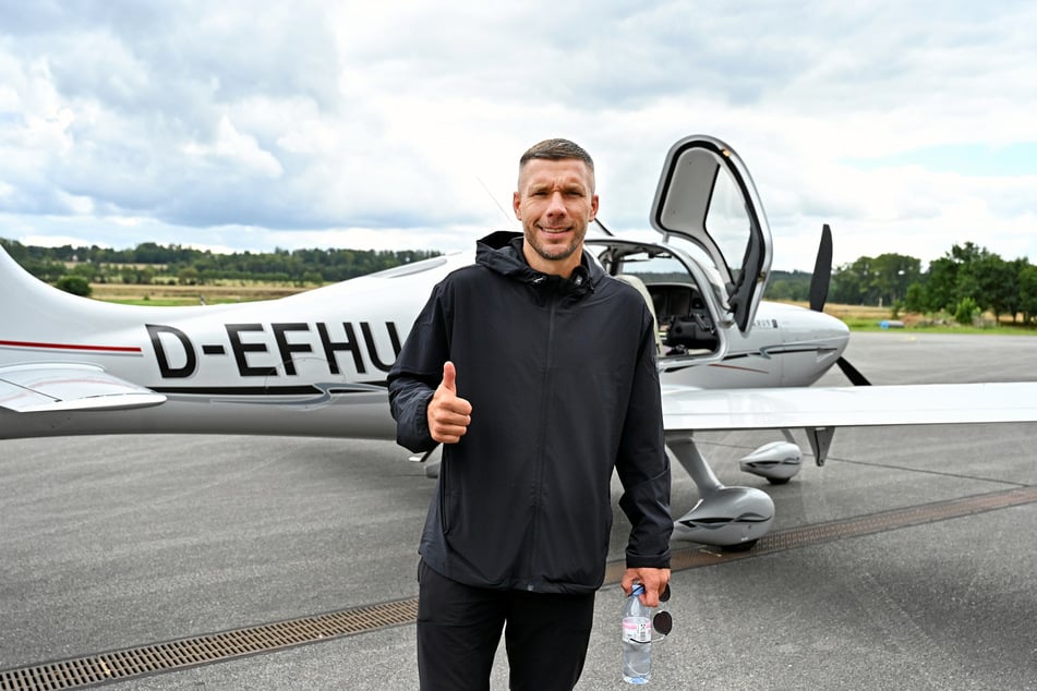 Lukas Podolski wurde aus Kattowitz mit einer Cessna zum Flugplatz Jahnsdorf geflogen.
