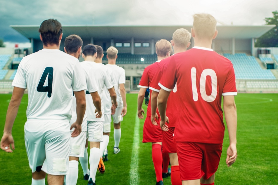 Sobald die Mannschaften einlaufen, geht der Fußball-Spaß so richtig los - besonders mit dem Trikot des Lieblingsspielers!