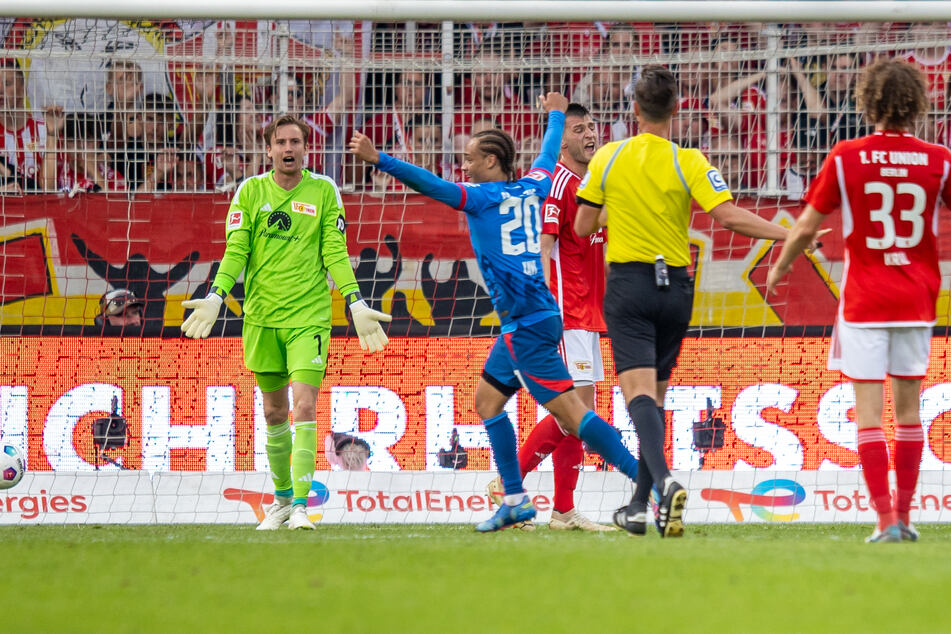 Nach seinem Traumtor ins Eck bejubelte RB Leipzigs Xavi Simons (20) den Treffer gegen den 1. FC Union Berlin.