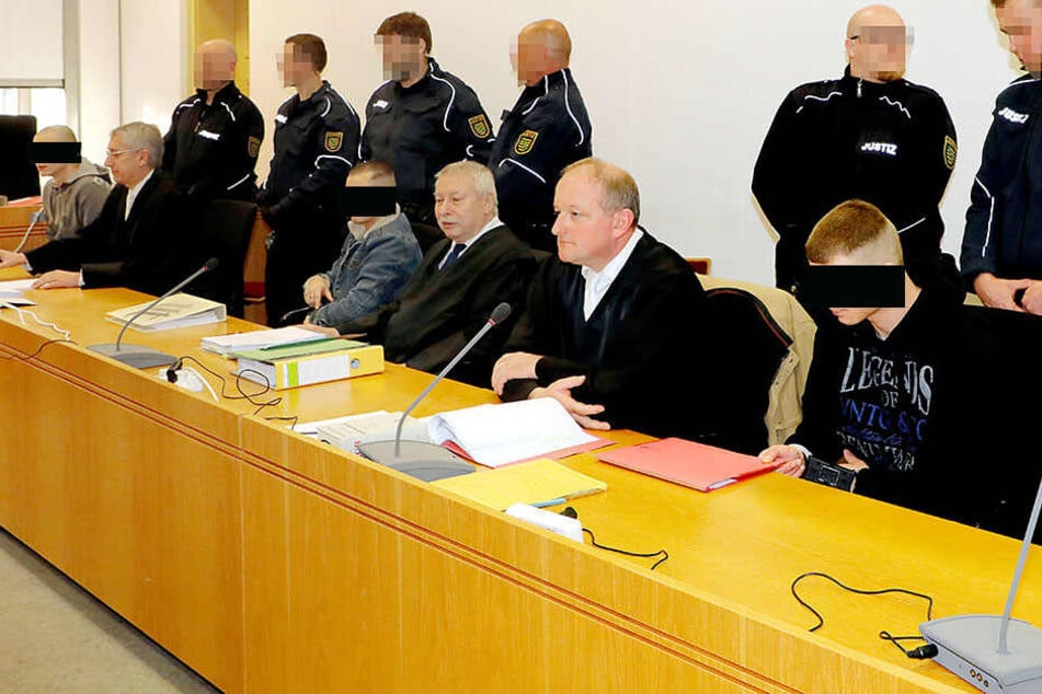 Die drei Angeklagten müssen sich seit 5. Dezember vor Gericht wegen gemeinschaftlichen Mordes verantworten.