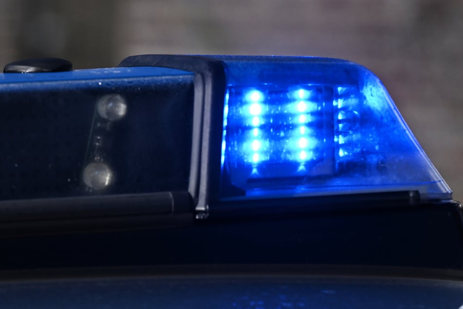 Die Polizei fahndet nach dem Fahrer. (Symbolfoto)