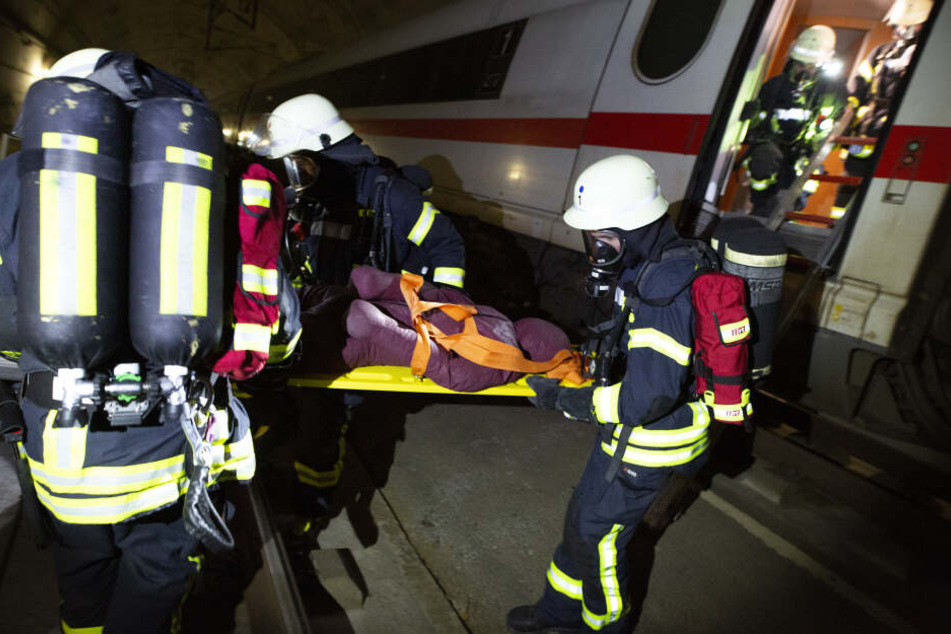 Übung: Rettungskräfte holten schwere Puppen aus dem Zug.