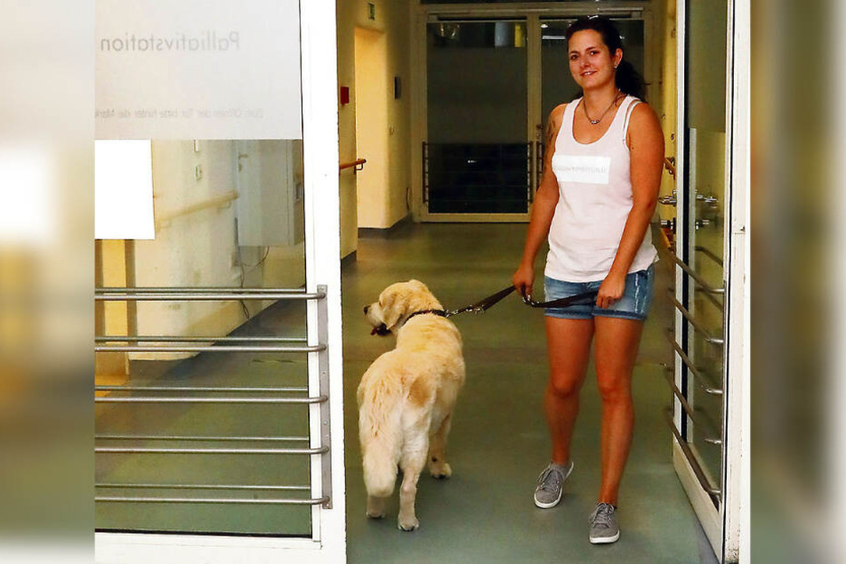 Ein mittlerweile vertrautes Bild: Frauchen und Hund sind auf der Palliativstation regelmäßig unterwegs.