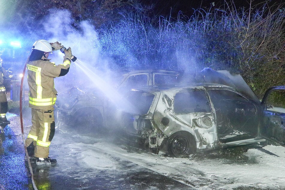 Die Feuerwehr löschte die Flammen, konnte jedoch nicht mehr verhindern, dass die Autos vollständig ausbrannten.