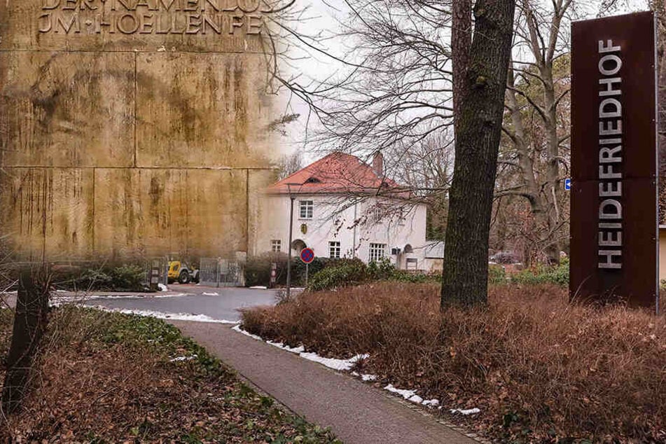 Die Täter schmierten den Schriftzug "Täterinnen" mit schwarzer Farbe auf Denkmale.