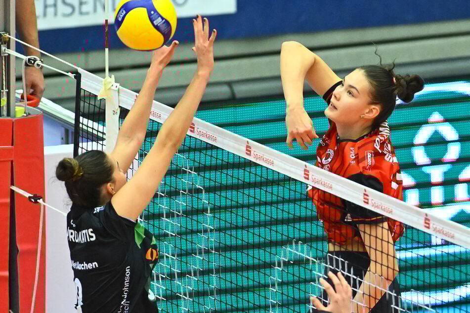 Florentine Rosemann (18, r.) ist Schülerin am Dresdner Sportgymnasium und strebt im Frühjahr 2026 ihr Abitur an.