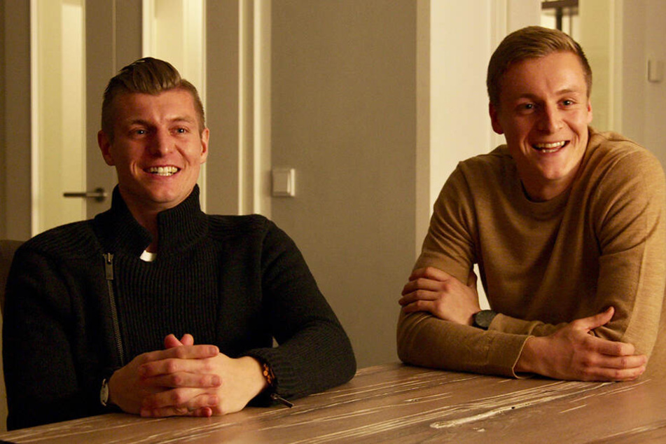 Toni (l.) und Felix Kroos hatten beim gemeinsamen Interview offensichtlich viel Spaß.