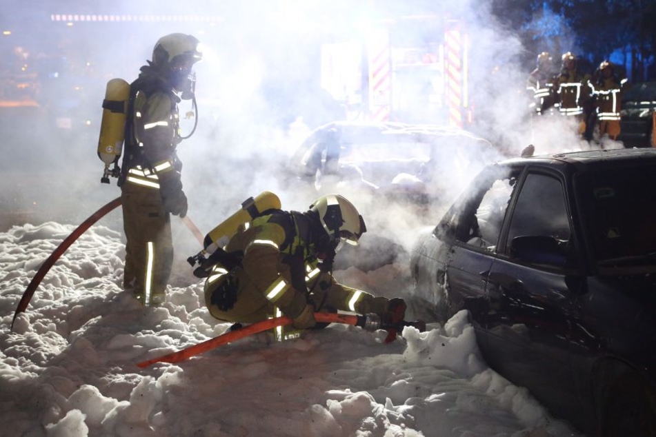 Als die Feuerwehr eintraf, standen bereits alle Fahrzeuge in Flammen.