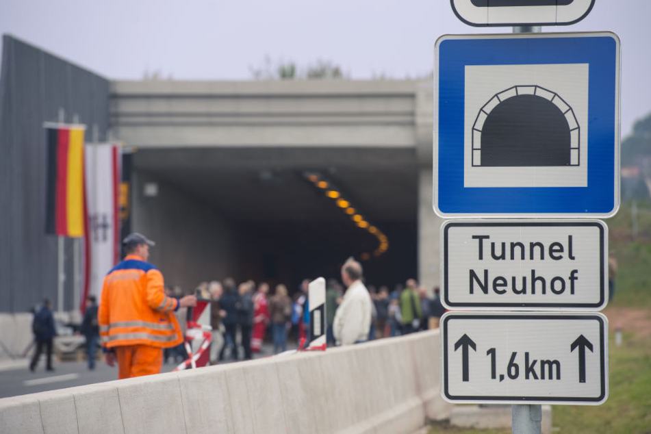Der Neuhof Tunnel ist zirka 1,6 Kilometer lang und befindet sich auf der Strecke zwischen Fulda und Frankfurt.