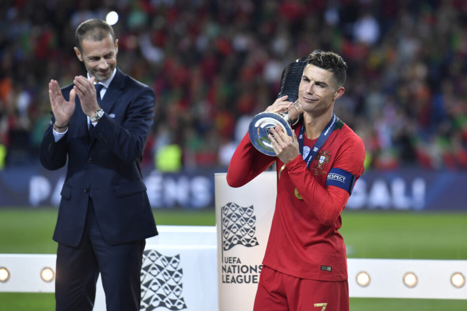 Cristiano Ronaldo 2016 mit dem EM-Pokal