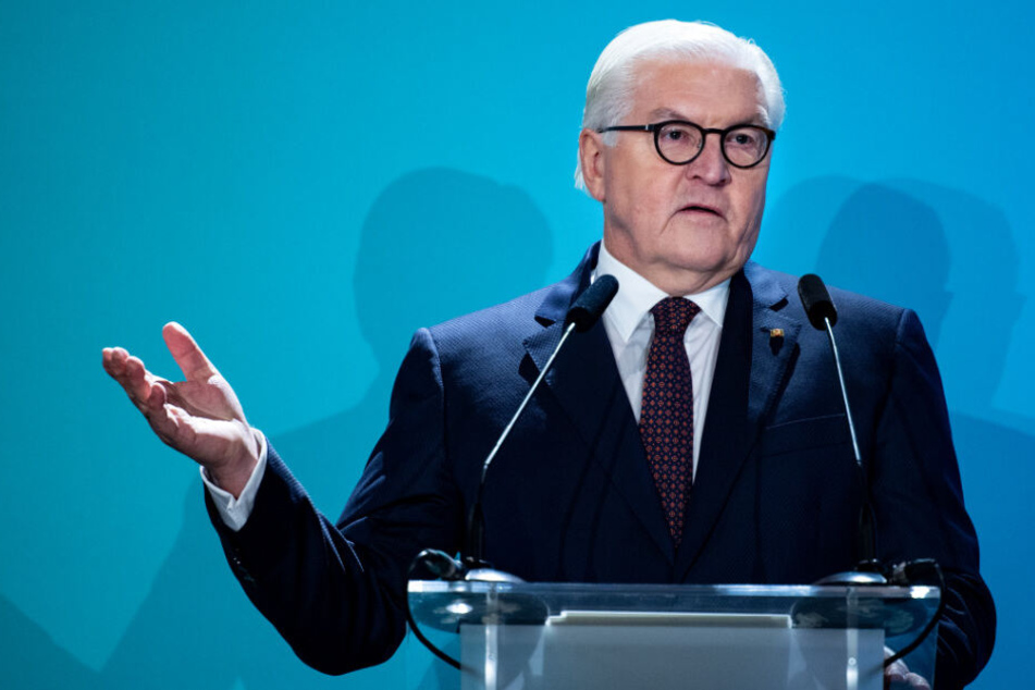 Bundespräsident Frank-Walter Steinmeier spricht bei der Feier anlässlich der Festivalwoche "30 Jahre Friedliche Revolution – Mauerfall" am Brandenburger Tor.