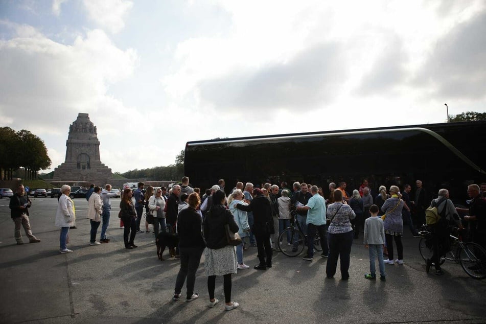 Rund 100 Teilnehmer versammelten sich vor dem Völkerschlachtdenkmal .