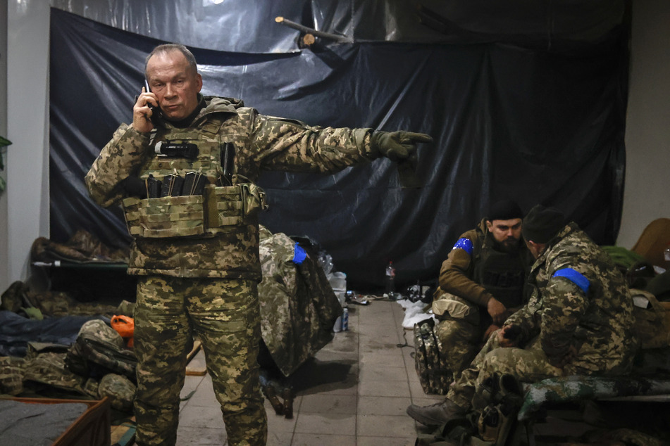 Generaloberst Oleksandr Syrskyi, Befehlshaber der Armee der Ukraine, gab Anweisungen in einem Unterstand in Soledar, wo gerade heftige Kämpfe mit den russischen Truppen in der Donesk-Region stattfinden.