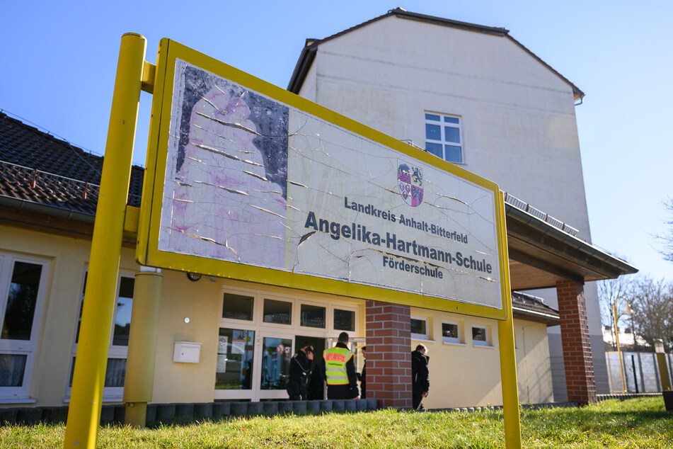 Am Mittwochmorgen fand an der Förderschule Angelika Hartmann in Köthen ein Polizei-Großeinsatz statt.