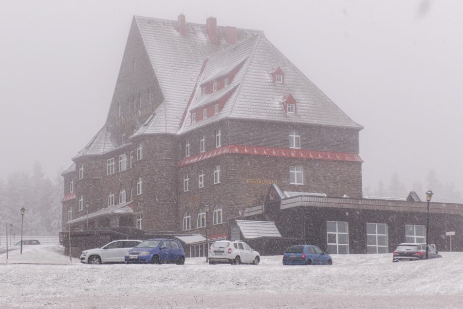 Der Fichtelberg war am heutigen Sonntag mit Schnee bedeckt.