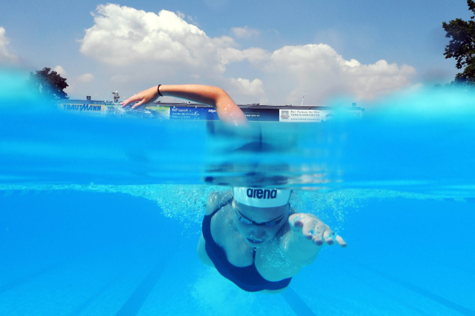 Giulia Goerigk, Leistungsschwimmerin der Schwimmgemeinschaft Region Karlsruhe, trainierte schon Ende Mai im Freibad Sonnenbad.