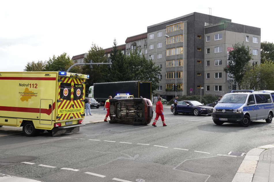 Der Skoda überschlug sich und blieb auf der Seite liegen.